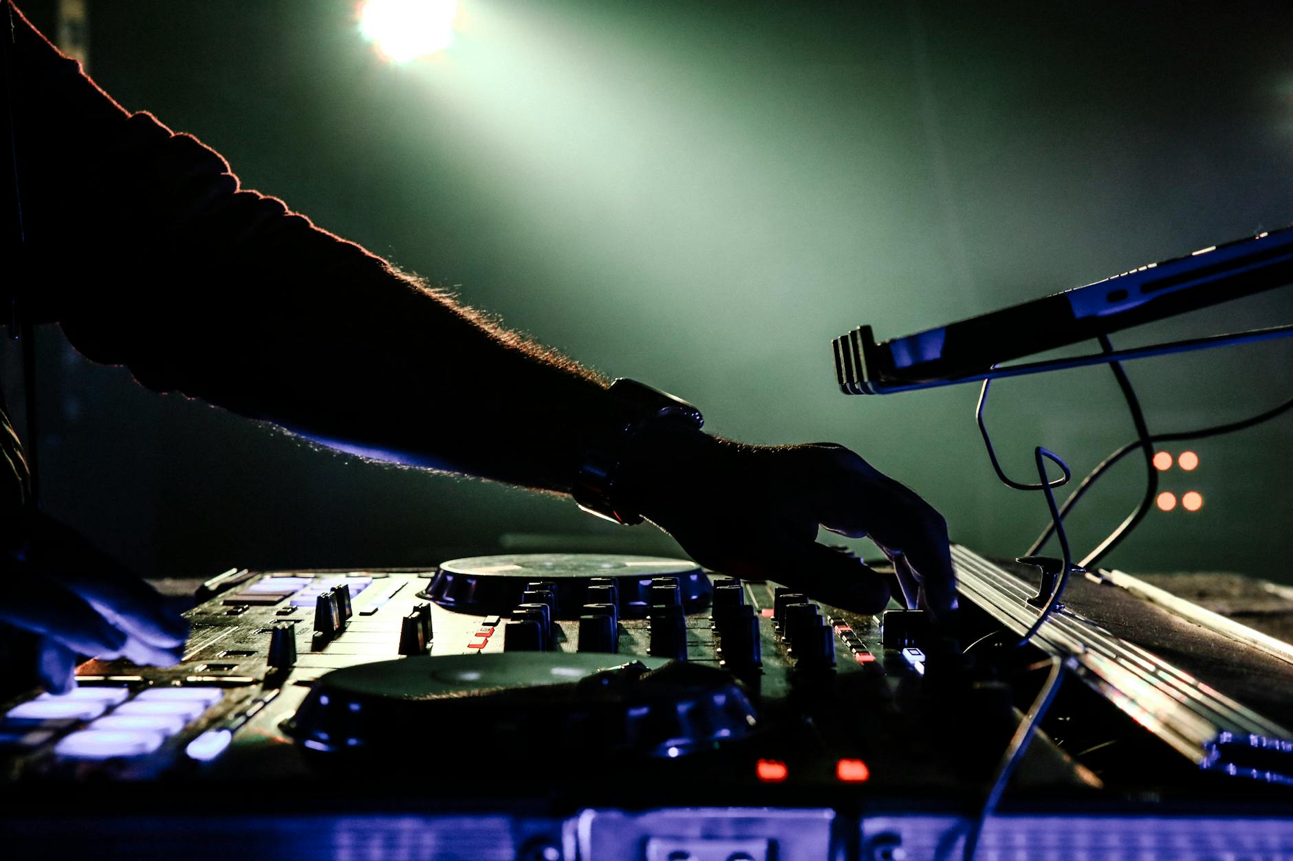 DJ Halbleib am Pult — Club-Atmosphäre